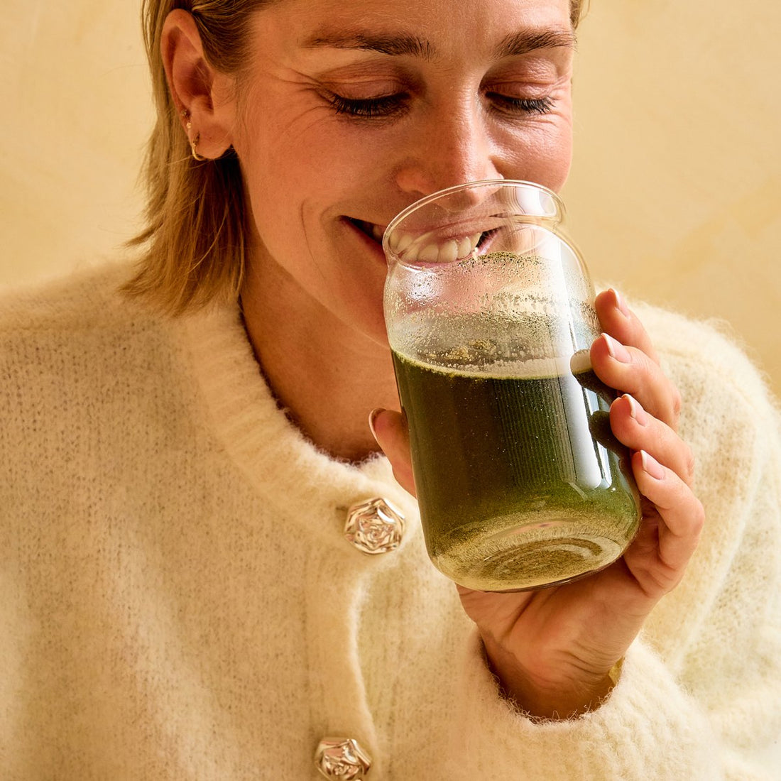 Glas Super Greens+ in de ochtend, ScKIN
