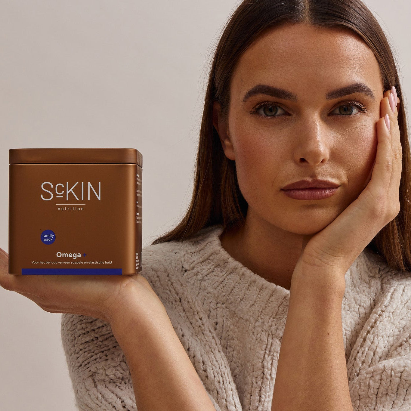 vrouw met omega 3 visolie