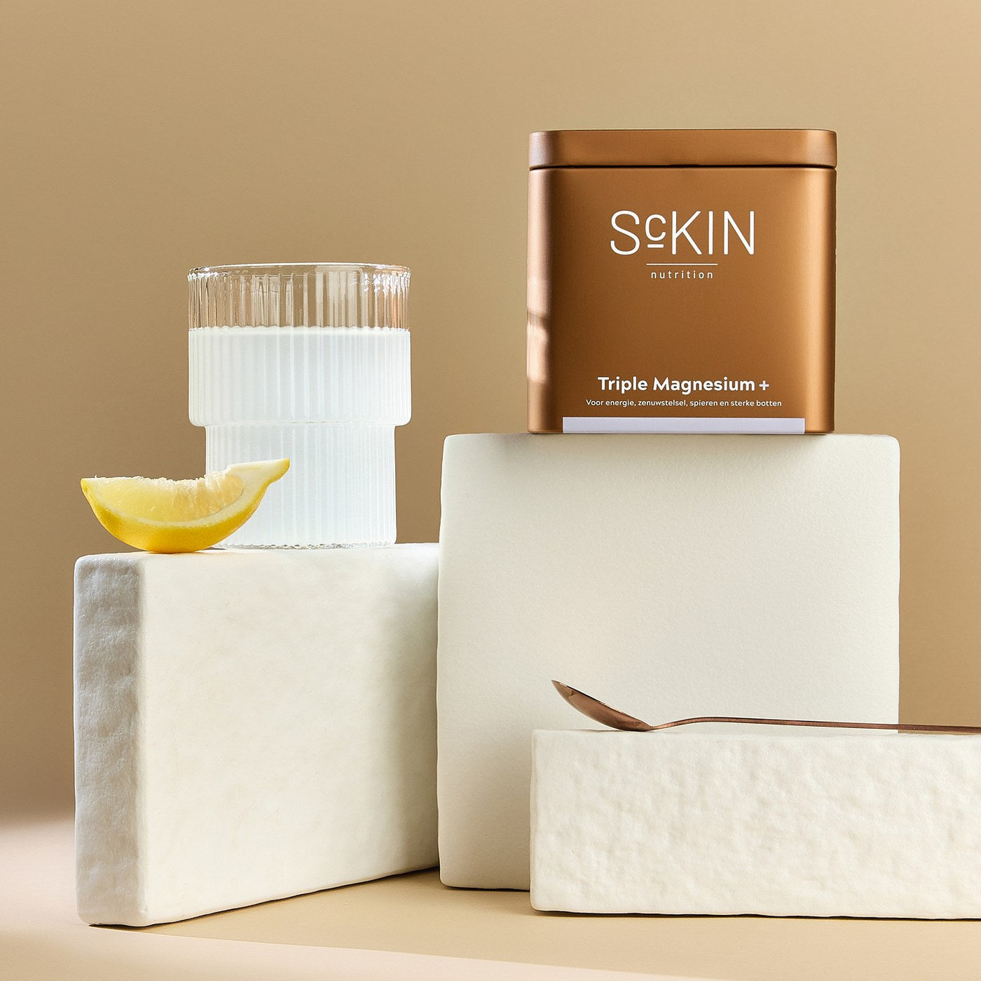 ScKIN Triple Magnesium+ met glas water