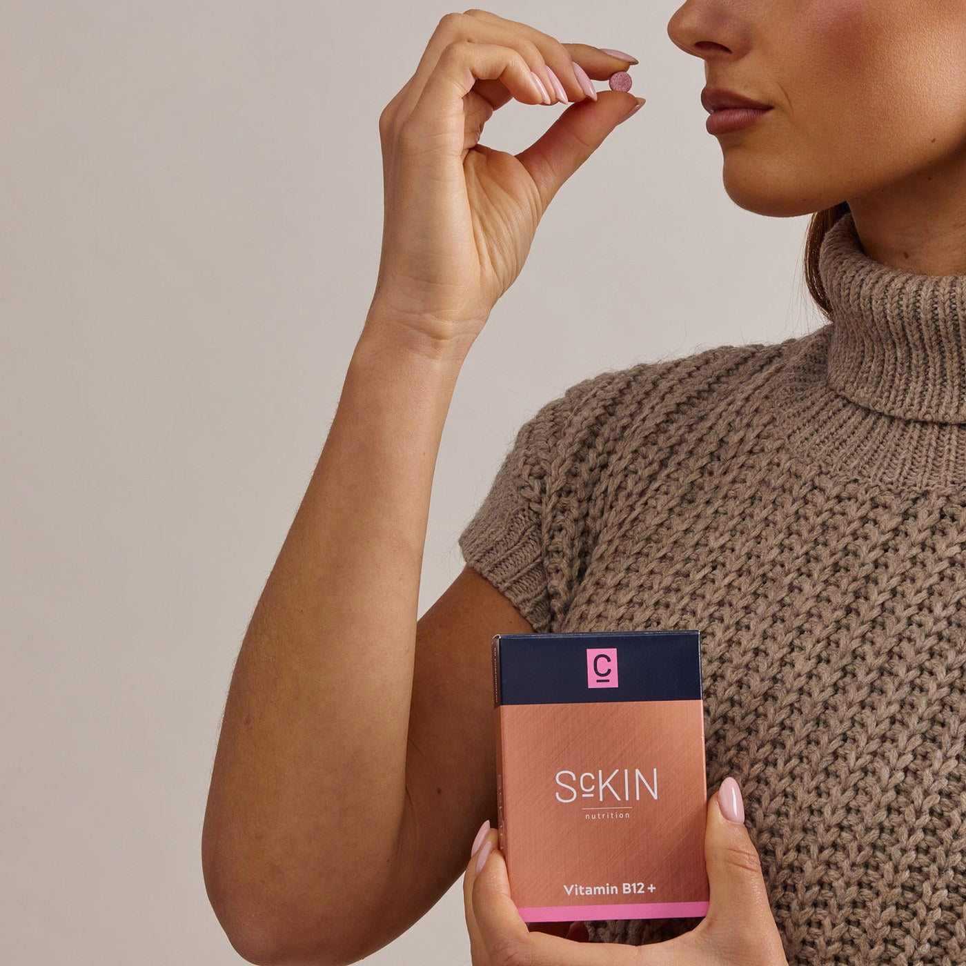Vrouw neemt ScKIN Vitamin B12+ zuigtablet