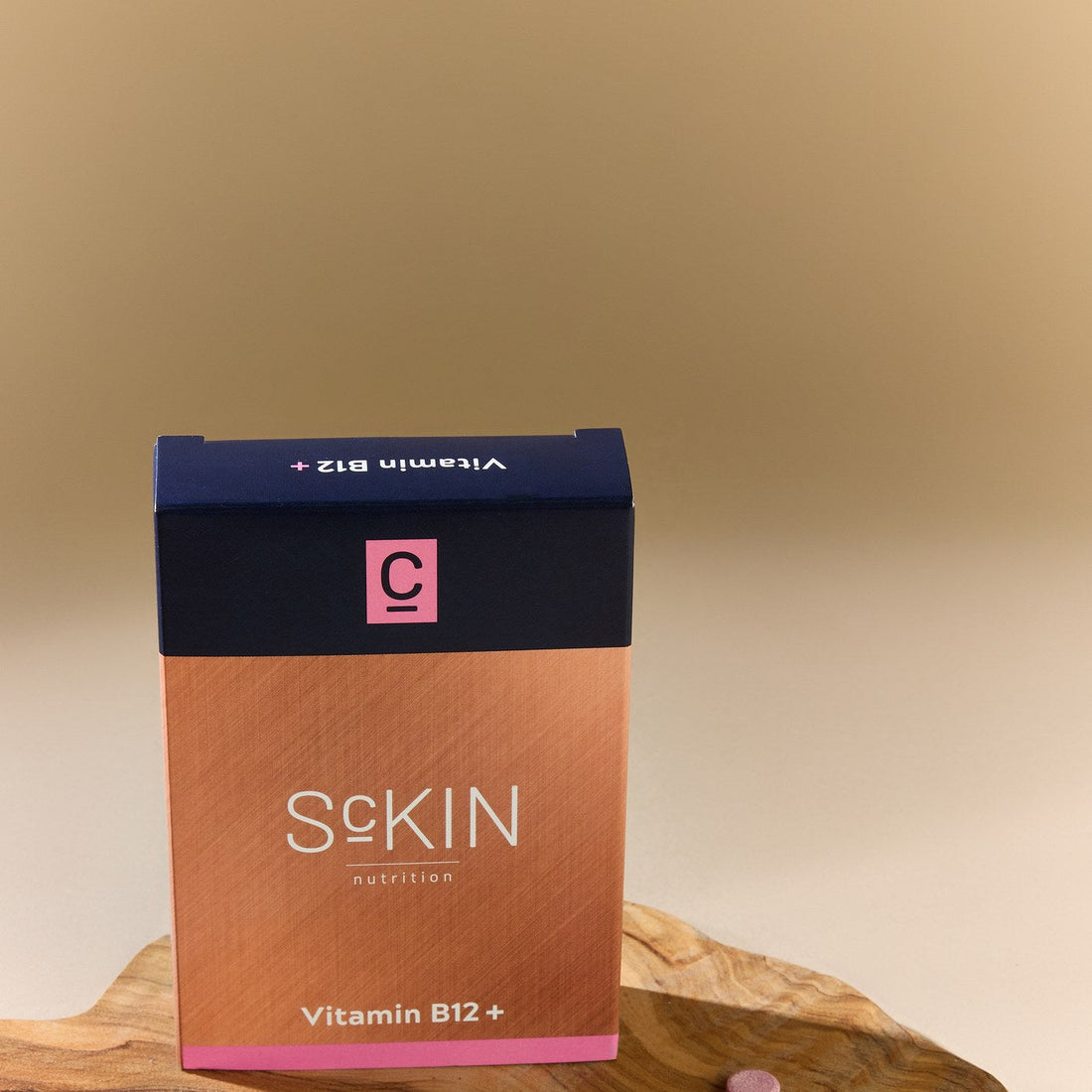 ScKIN Vitamin B12+ op houten plank
