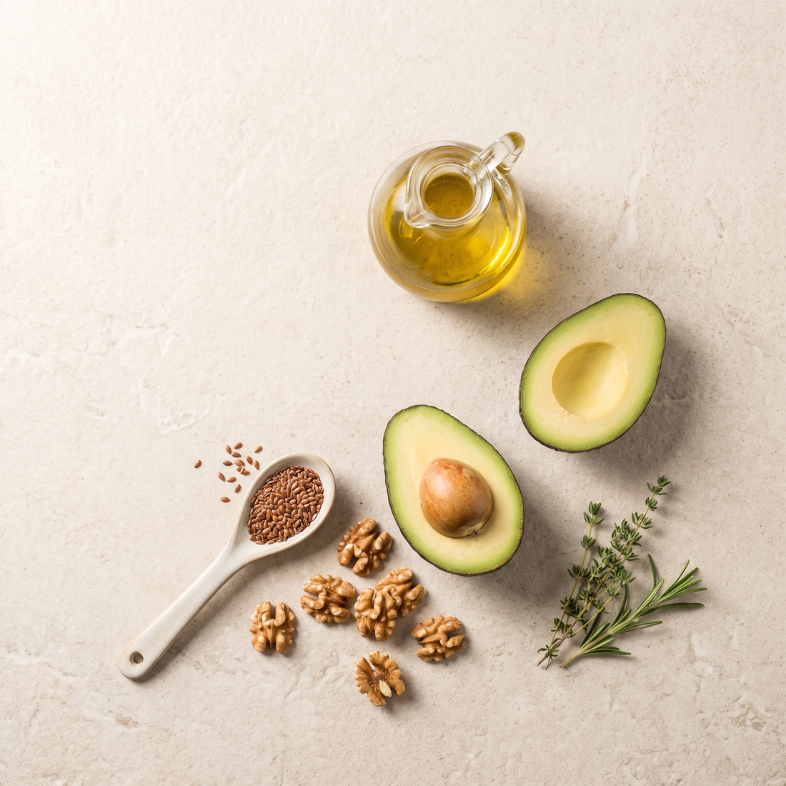 Flatlay met olijfolie, avocado, walnoten en lijnzaad