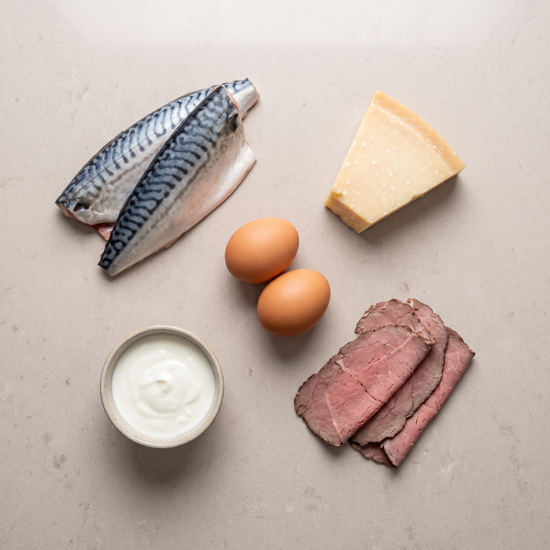 Flatlay met makreel, eieren, kaas, yoghurt en rundvlees