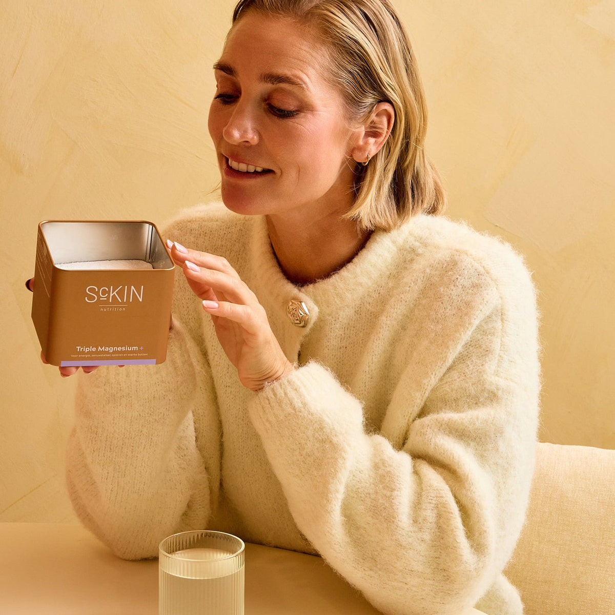 Vrouw magnesium poeder sckin nutrition