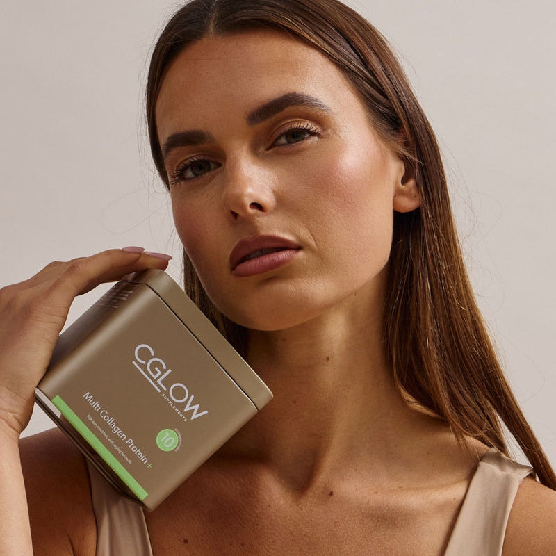 Vrouw houdt het blik CGlow Multi Collagen Protein+ naast haar gezicht