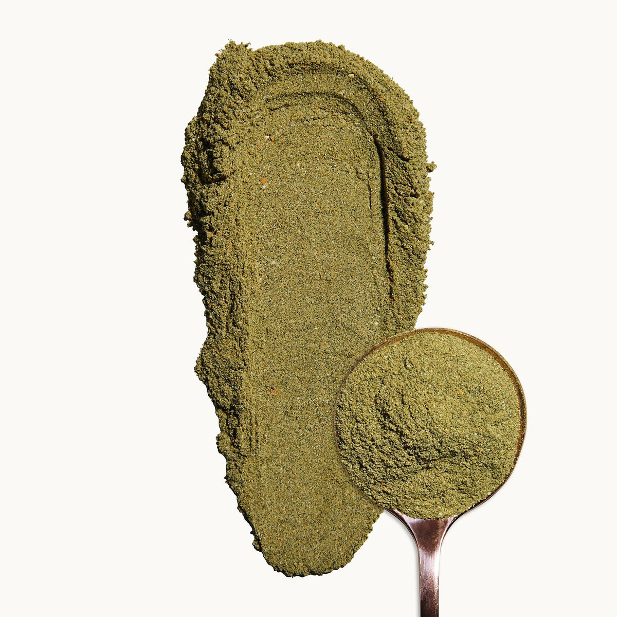 Een maatschep ScKIN Super Greens+ poeder met koperen lepel